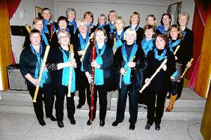 Die Damen des Flötenkreises präsentierten sich ihren Geburtstagsgästen in festlichem Schwarz mit neuen Schals. Foto: Flötenkreis Simmersfeld Foto: Schwarzwälder-Bote