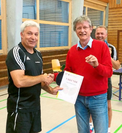 TVE-Abteilungsleiter Stephan Flaig überreichte Uwe Kaltenbach die Goldene Spielernadel samt Urkunde. Foto: Schwarzwälder-Bote