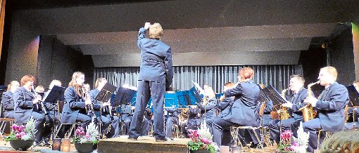 Dirigent  Thomas Scheiflinger gibt den Takt vor, konzentriert ist das Spiel des Aktivenorchesters der Stadtkapelle.  Foto: Meindert Foto: Schwarzwälder-Bote