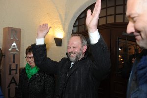 Bernhard Waidele freute sich am Wahlabend über seinen klaren Sieg. Nun muss er noch mal ran.  Foto: Fritsch