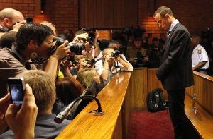 Die Verteidigung des unter Mordverdacht stehenden Paralympics-Stars Oscar Pistorius plädiert auf eine Anklage wegen „fahrlässiger Tötung“. Pistorius soll seine Freundin Reeva Steenkamp ermordet haben. Foto: dpa