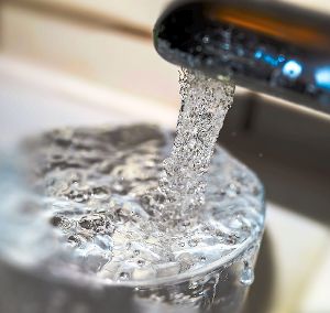 Ein kostbares Nass, ist das Trinkwasser. 2015 wird  die  Wassergebühr um  35 Cent erhöht. Foto: Fritsch Foto: Schwarzwälder-Bote