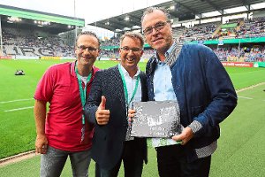 Schalke-Chef Clemens Tönnies (rechts) bekam von    Leo Grimm (08-Präsident, Mitte) und  Gaetano   Cristilli (Vorstand Geschäftsführung) das 08-Buch überreicht. Foto: Marc Eich