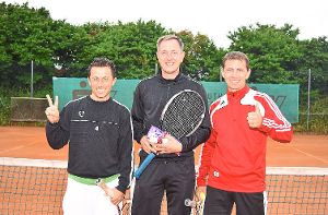 Cem Öztürk (vin links), Michael Schmitt und Klaus Bauer stehen nach spannenden Spielen als strahlende Sieger fest.    Foto: Hettich-Marull Foto: Schwarzwälder-Bote