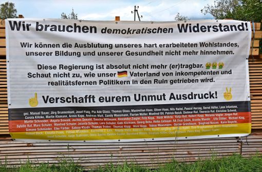 Auf diesem Plakat im Eingangsbereich zum Betriebsareal von Rüdiger Krachenfels wird zum demokratischen Widerstand aufgerufen. Foto: Albert Bantle