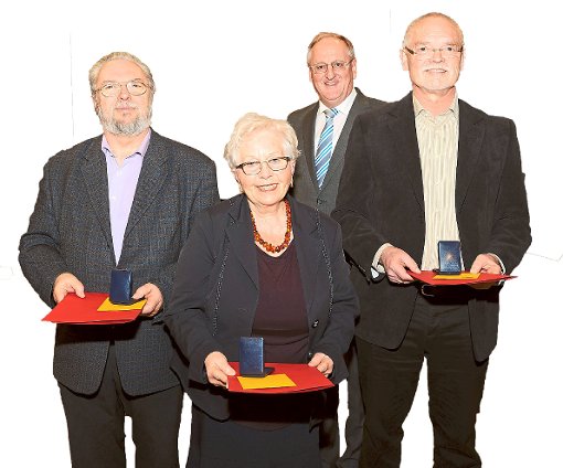 Wolfgang Hübner, Helga Mühleisen und Gerd Igney (von links) freuen sich über den Erhalt der Ehrennadel der Stadt Nagold. Überreicht bekamen sie diese von Oberbürgermeister Jürgen Großmann (hinten).  Foto: Fritsch