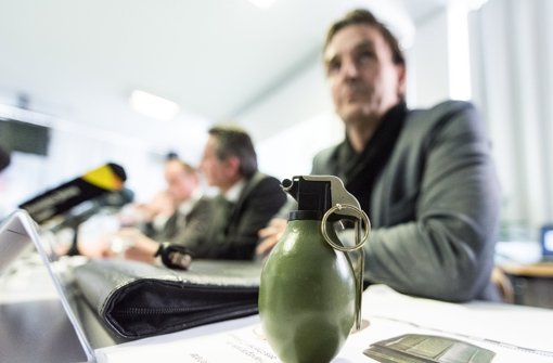 Ein Modell der Handgranate M52 die auch bei dem Anschlag verwendet wurde. Hier bei einer Pressekonferenz der Polizei in Villingen-Schwenningen. Foto: dpa