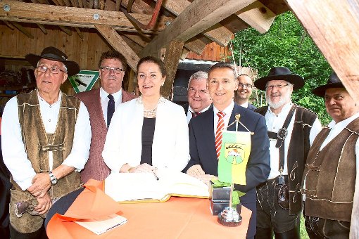 Zum Schluss ihres informativen Besuchs in Altensteig trug sich die niederländische Botschafterin Monique van Daalen ins goldene Buch der Stadt ein. Foto: Köncke Foto: Schwarzwälder-Bote