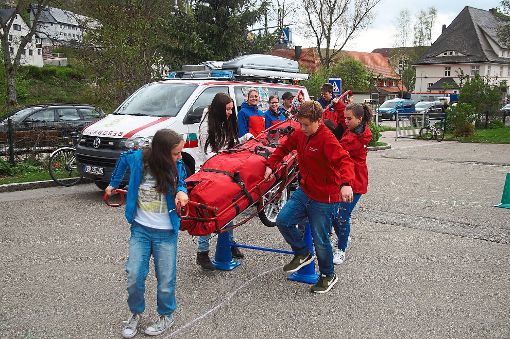 Einen Hindernisparcours mit der Bergrettungs-Trage bietet  die  Bergwacht beim Schulfest.  Foto: Heimpel Foto: Schwarzwälder-Bote