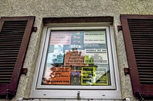 Plakate in den Fenstern der Keltersiedlung zeugen vom Protest gegen den Abriss. Foto: Lichtgut/Max Kovalenko