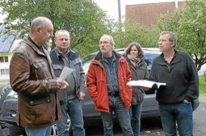 Vor dem Feuerwehrgerätehaus in Grüningen gab es  bei allen Beteiligten einiges zu besprechen.  Foto: Limberger Foto: Schwarzwälder-Bote