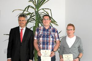 Bürgermeister Jens Häußler zeichnete Manuel Bühler und Jan Wentsch (von links) für zehnmaliges Blutspenden aus. Foto: Tröger Foto: Schwarzwälder-Bote