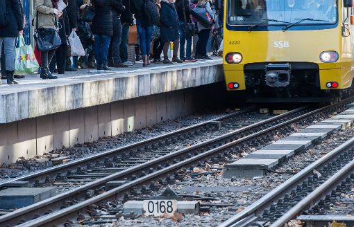 Das steht auch auf dem Wunschzettel der Zollernälbler: Eine Stadtbahn hält in Stuttgart an einem Bahnsteig.   Foto: Mirgeler
