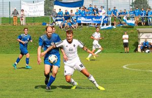 Der SV Seedorf (blaue Trikots) konnte mit dem Punkt bei den Spfr. Gechingen zum Auftakt in die Landesliga zufrieden sein.  Foto: Kraushaar