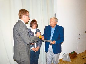 Walter Schlotterbeck (rechts, hier mit seiner Frau Ursel) erhielt die Bürgermedaille von Bürgermeister Hans Michael Burkhardt überreicht. Foto: Trommer Foto: Schwarzwälder-Bote
