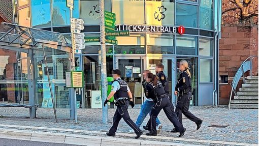 Ein Betrunkener wurde in Schömberg  von Polizeibeamten abgeführt. Foto: Privat