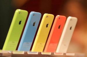 Exemplare des Apple iPhones 5C. Die Fangemeinde ist gespannt: Wie sieht das iPhone 6 aus? Foto: dpa