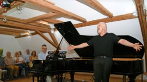 Mit Liedern und Klaviermusik begeisterten Giomar Stehl (Flügel) und Guido Weber ( Gesang) die vielen Besucher. Foto: Vögele