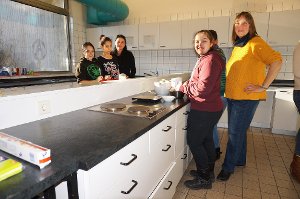 Jutta Landenberger (rechts) zeigt den Schülerinnen, wie sie selbständig kochen und backen können. Foto: Sohn Foto: Schwarzwälder-Bote