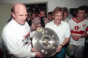Christoph Daum (Mitte) und Dieter Hoeneß (links) freuen sich über die Meisterschaft des VfB Stuttgart 1992. Foto: dpa