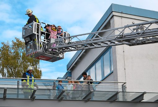 Sollte auf den Ernstfall vorbereiten: Rettung von Kindern aus dem Obergeschoss mit der Drehleiter. Foto: E. Kropfreiter Foto: Schwarzwälder-Bote