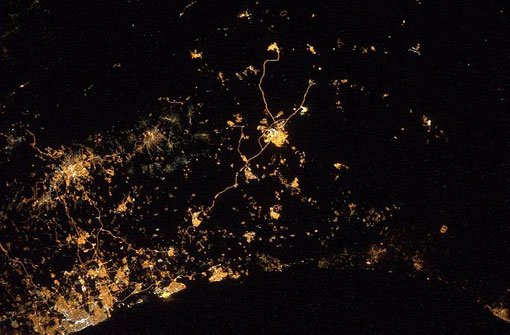 Das Foto von Astronaut Alexander Gerst aus der ISS zeigt Israel und Gaza bei Nacht. Foto: dpa