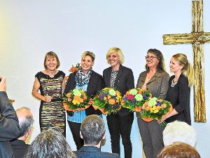 Ursula Bacher (links) ehrt beim Festakt Mitarbeiterinnen des Altenzentrums St. Martin, die von Beginn an vor zehn Jahren mit dabei sind.  Foto: Meschkan Foto: Schwarzwälder-Bote