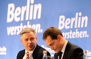 Klaus Wowereit und Michael Müller (rechts). Müller soll der nächste Regierende Bürgermeister von Berlin werden. Foto: dpa