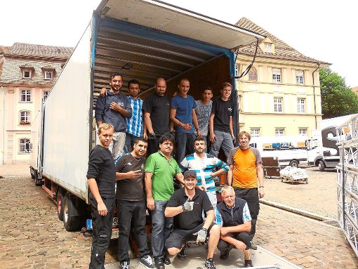 Flüchtlinge aus unterschiedlichen Nationen haben beim Abbau der Bühne auf dem Münsterplatz geholfen.  Foto: Aldinger Foto: Schwarzwälder-Bote