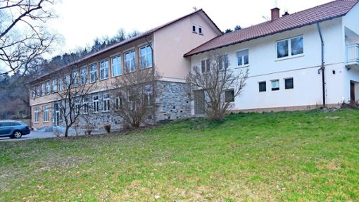 Das baufällige Lehrerhaus in Mühlhausen  (rechts) weicht einem Turnhallenneubau,  der sich an die alte Schule angliedert und bis kurz vor den Gehweg erstreckt.  ﻿ Foto: Rainer Bombardi