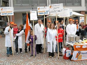 Klinikärzte aus Calw und Nagold demonstrierten am Mittwoch vor dem Kaufland in Calw für eine bessere Bezahlung ihrer Arbeit. Foto: Hölle Quelle: Unbekannt