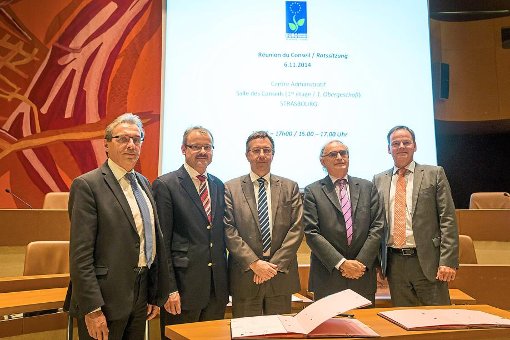 Die Verantwortlichen beider Zentren und des Eurodistriktrats unterzeichnen die Kooperationsvereinbarung. Foto: Dorkel