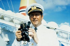 ... mit Günter König: Er war der erste Kapitän auf der Vistafjord und gehörte somit Rademanns erster erfolgreicher Crew an. Als Kapitän Braske blieb er jedoch nur bis 1982 und wurde dann bereits ... Foto: ZDF/Unfried