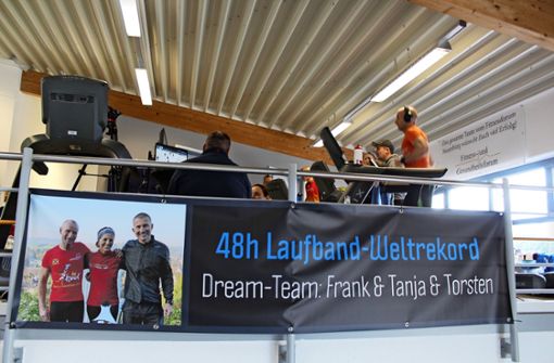 Im Februar 2022 haben Frank Götze, Tanja Höschele und Torsten Köhler den ersten 48-Stunden-Weltrekord auf dem Laufband in Angriff genommen. Foto: Verena Parage