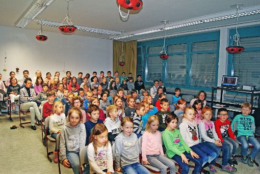 Bürgermeister Jörg Alisch fand beim Vorlesetag interessiert zuhörende Kinder vor.  Foto: Klaiber Foto: Schwarzwälder-Bote