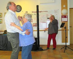 Ein Tänzchen in Ehren:  Das Tanzcafé Demenz sorgte im Altenpflegeheim St. Josef für ein paar beschwingte Stunden.Foto: Fechter Foto: Schwarzwälder-Bote