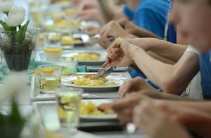 Zum Konzept der Ganztagsschulen gehört auch ein beaufsichtigtes Mittagessen. Foto: dpa