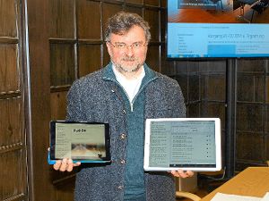 Bürgermeister Holger Buchelt präsentierte die beiden für das Ratsinformationssystem vorgesehenen iPads. Foto: Ziegelbauer Foto: Schwarzwälder-Bote