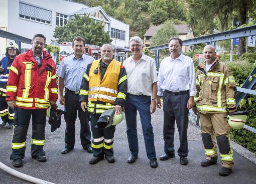 Beobachter der Übung waren die neben den Kommandanten auch die Bürgermeister Siegfried Eckert (Gutach, Zweiter von rechts) und Siegfried Scheffold (Hornberg). Foto: Feuerwehr