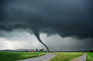 Wildes Wetter: Ein Tornado in Aktion Foto: imago images/Shotshop/Mortimer M. Müller