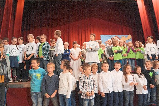 Die Hausener Grundschüler sorgten bei der Weihnachtsfeier  für große Unterhaltung. Foto: Schule Foto: Schwarzwälder-Bote