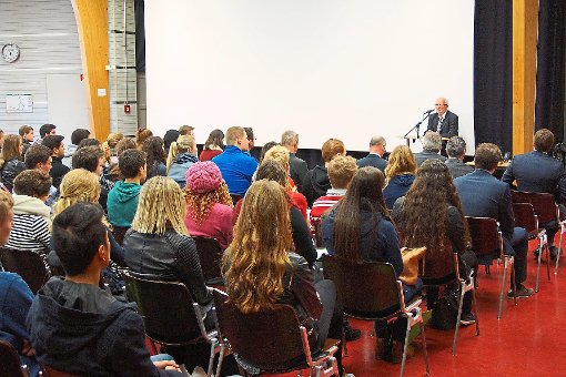 Rektor Rolf Schofer begrüßt die neuen Studierenden in der Aula der Hochschule.  Foto: Neumann