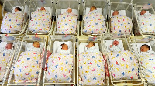 Babys auf einer Neugeborenenstation: Laut AOK Schwarzwald-Baar-Heuberg gibt es im Kreis Rottweil immer mehr Behandlungen wegen unerfüllten Kinderwunsches.  Foto: Grubitzsch Foto: Schwarzwälder-Bote