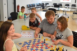 Bei Daniel Müller lernten   sieben interessierte Mädchen und Jungen die Grundzüge des Schachspielens.  Foto: Bantle Foto: Schwarzwälder-Bote