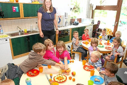 Schulfruchtprogramm am Kindergarten in Möttlingen – da heißt es schnell zugreifen.  Foto: Kraushaar Foto: Schwarzwälder-Bote