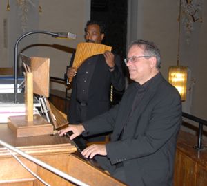 Beim Konzert glänzten der Schweizer Flötist Jonas Jenzer und Kirchenmusikdirektor Karl Echle an der Orgel.  Foto: Becker