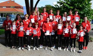 Die 24 Sportler des RSV Gutach präsentierten sich glücklich über den schönen Wettkampftag vor der Kirnberghalle in Orsingen. Foto: Schwarzwälder-Bote
