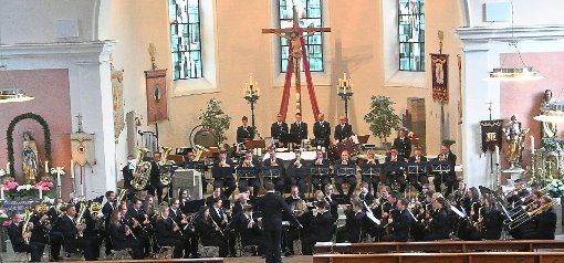 Die mit 72 Musikern besetzte Stadtkapelle Schömberg  spielt im Chorraum der Stadtkirche. Foto: Wachter Foto: Schwarzwälder-Bote