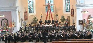 Die mit 72 Musikern besetzte Stadtkapelle Schömberg  spielt im Chorraum der Stadtkirche. Foto: Wachter Foto: Schwarzwälder-Bote