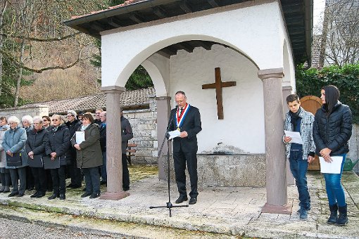 Bürgermeister Gerd Hieber gibt seiner Verbundenheit mit den französischen Opfern Ausdruck. Foto: Vögele Foto: Schwarzwälder-Bote